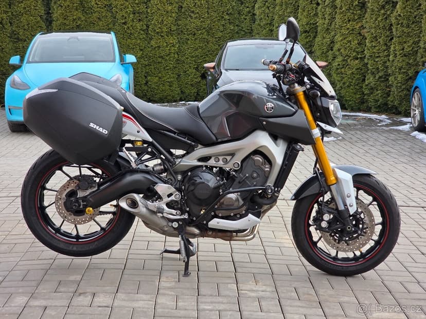 Yamaha MT-09, 2x kufr, plexi, padací rám, doplňky