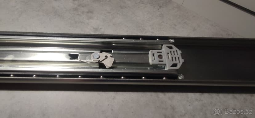 Plnovýsuv kuličkový s aretací , pojezdy pro zásuvky, výsuv