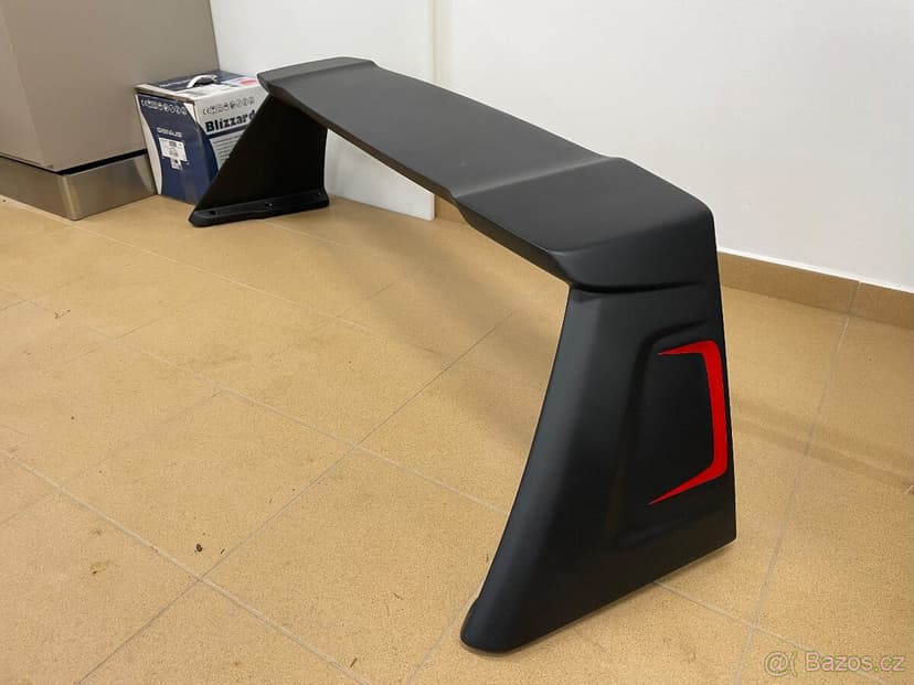 El. Roleta Toyota Hilux  + spoiler GR sport  + příčníky