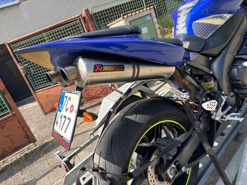 Ladene vyfuky Akrapovic na Yamaha R1 04-06 Rn12