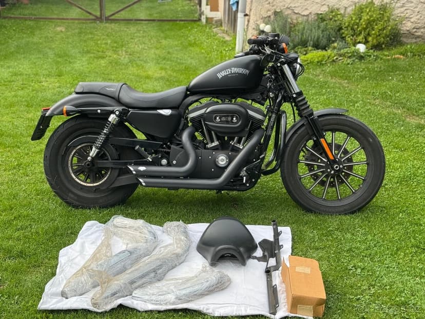 Harley Davidson Sportster Iron XL 883 black