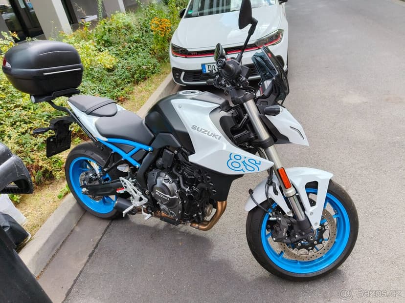 Prodej Suzuki GSX-8S (2024) – 2 350 km + štítek + nosič kufr