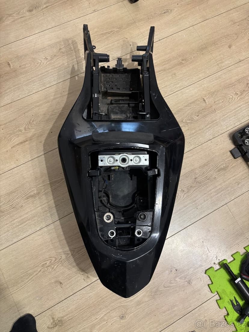 Podsedadlovy ram a plast na Suzuki Gsxr 1000 03-04
