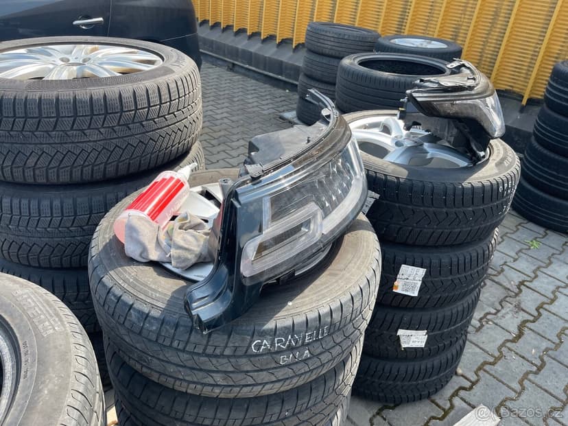 Range Rover Sport 2018 přední led svetla.