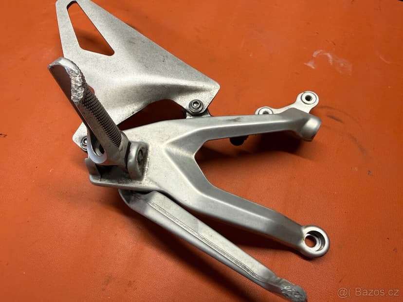 Ducati streetfighter v4 pravá konzole / stupačka