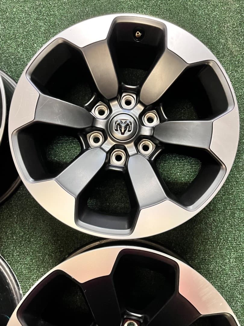 6x139.7 R18 Dodge RAM 1500 REBEL Originál Alu + senzory