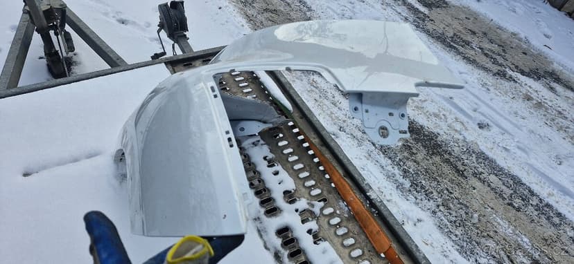 Levy predni blatnik land rover defender L663