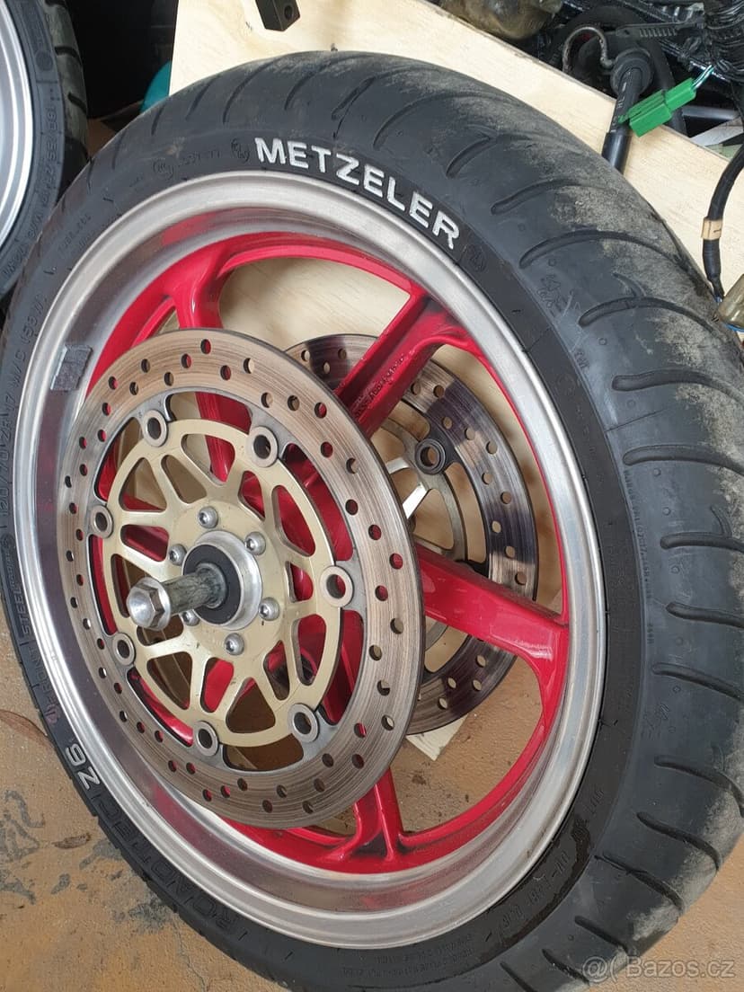 Prodám dily na honda vfr800 2000r.v