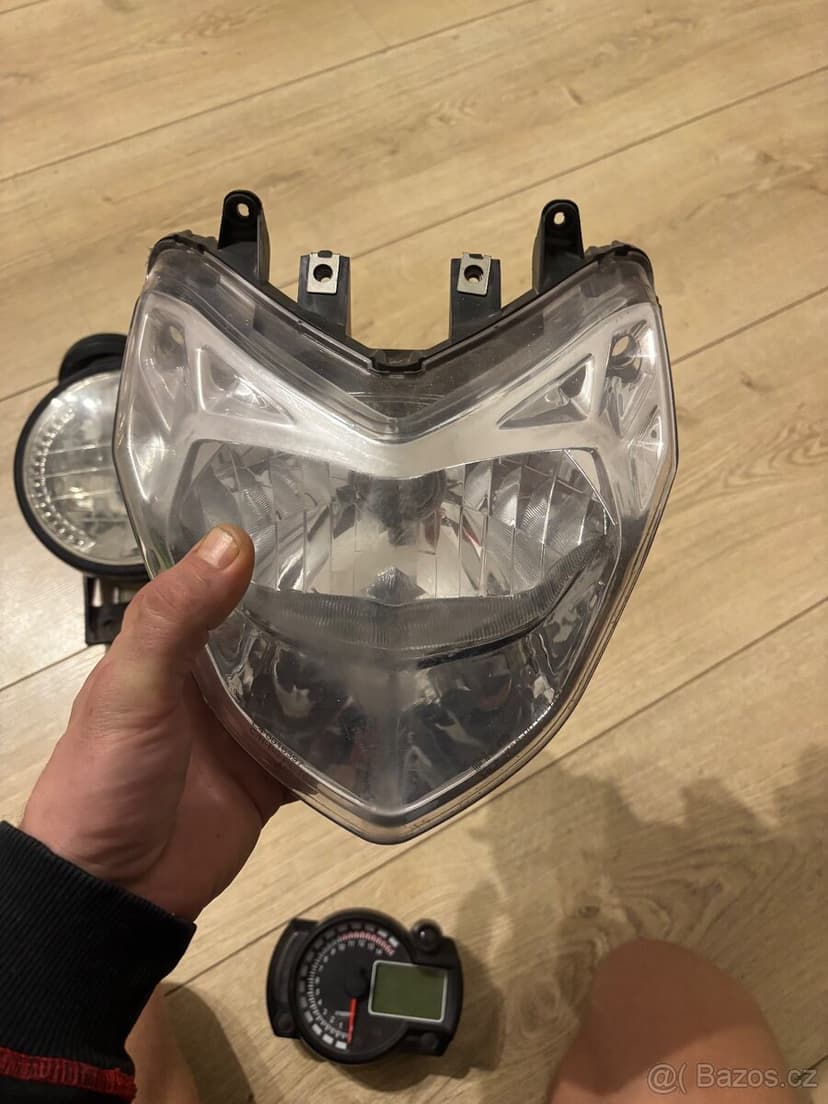 Univerzalni svetlo a budiky idealni na nahace nebo street.