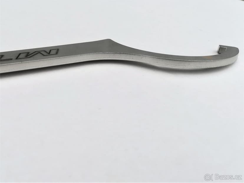 Yamaha MT-07 - nerezový klíč na zadní tlumič