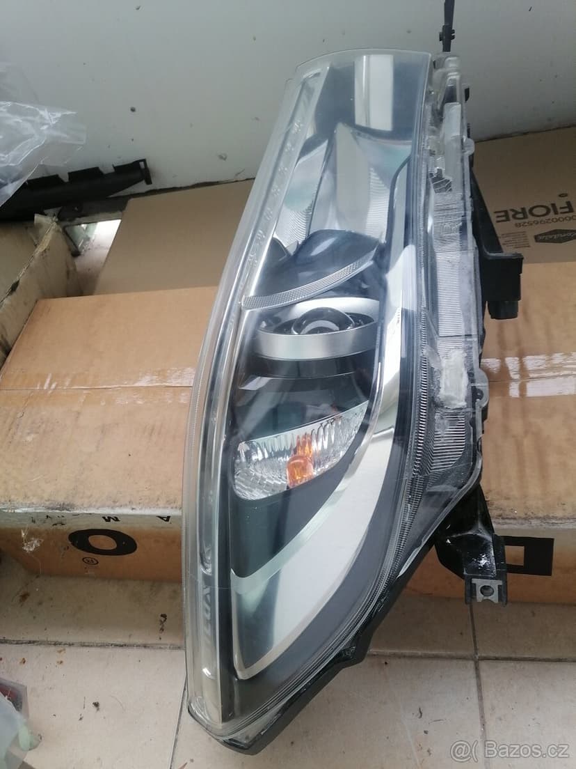 Prave přední světlo na Toyota Hilux mk8