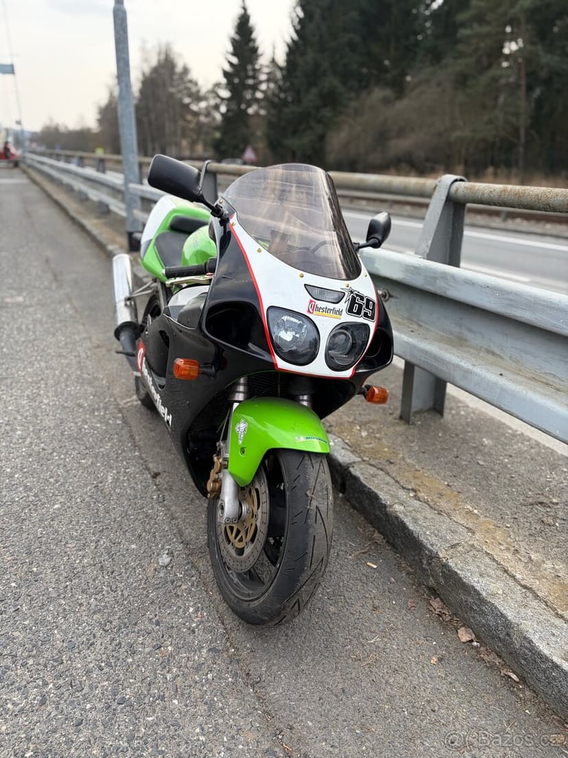 Kawasaki Zx7r superbike
