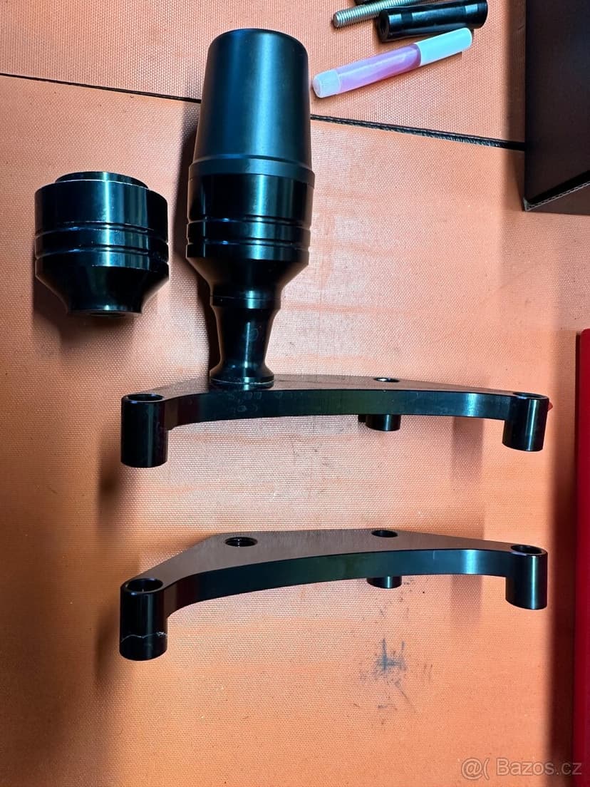 Ducati Panigale v4 padáky padací protektory crash bobbins