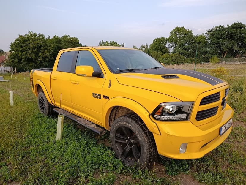 Dodge RAM 1500 najeto 53000km