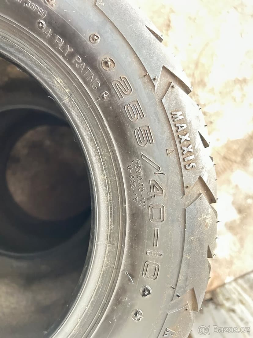 Pneu 255/40/10 maxxis