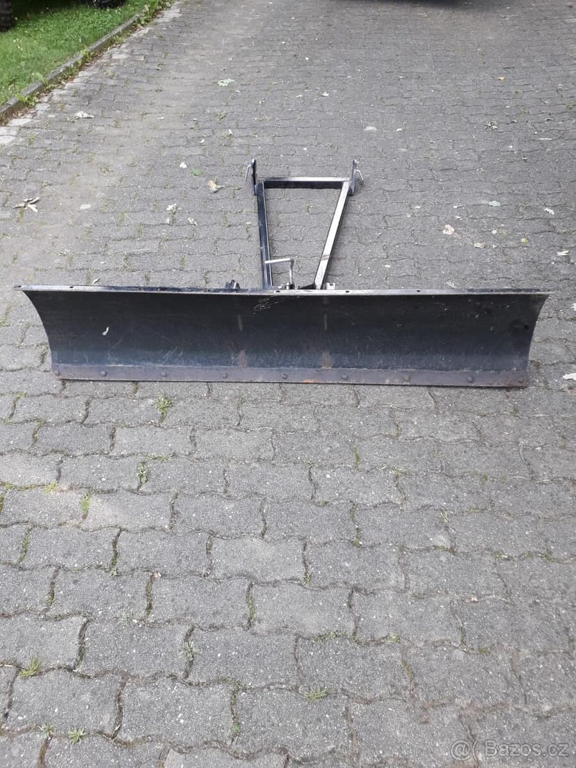 Sněhová radlice na čtyřkolku Polaris