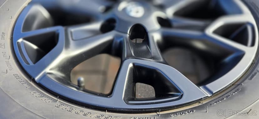 Zánovní originální sada ráfků a pneu na Toyota Hilux 2022