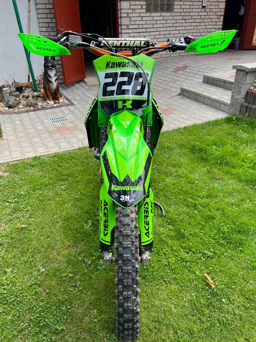 Kawasaki KXF 450 – výborný stav, připravená na sezónu
