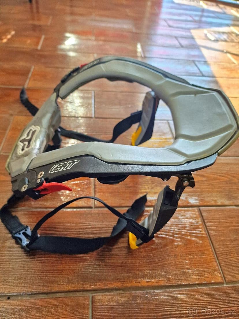 Leatt stx carbon road.