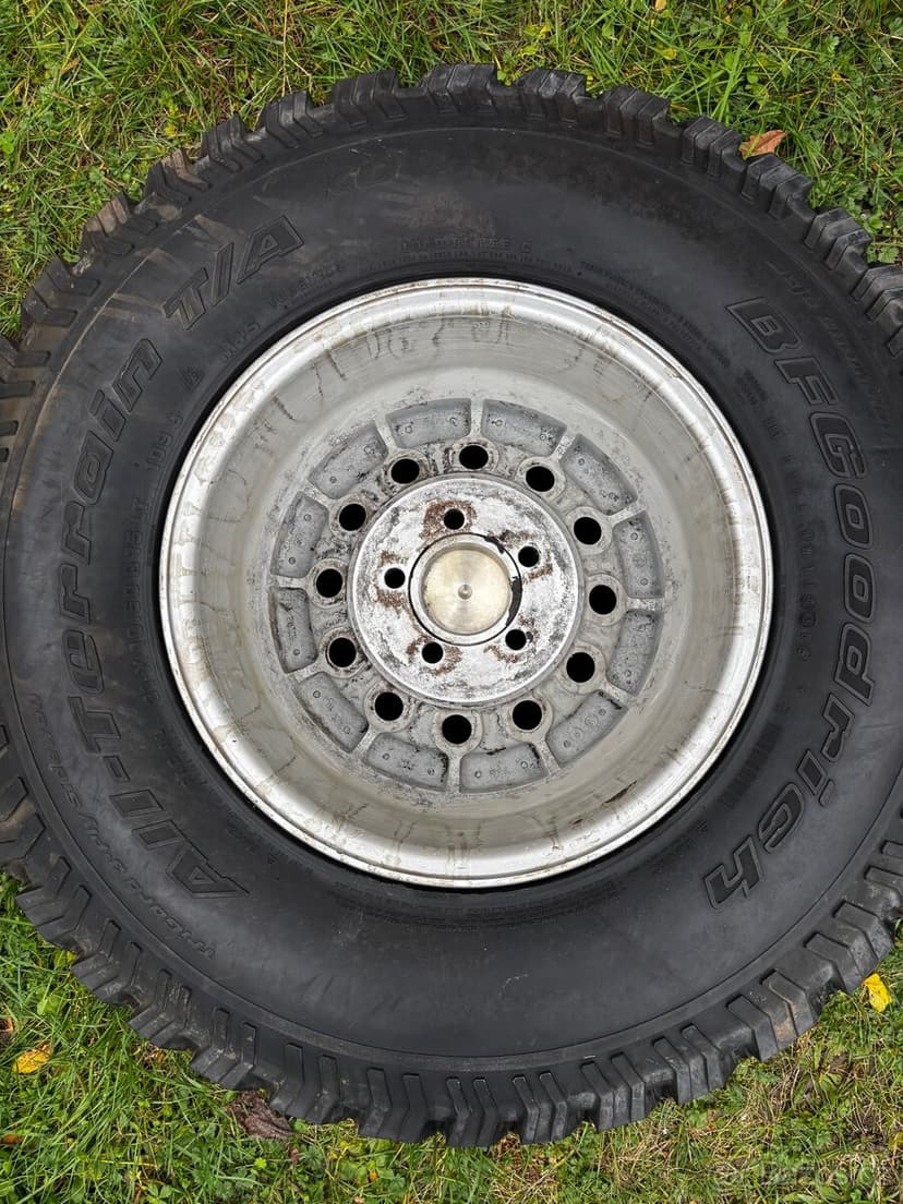 Kolo s nejetou pneu na jeep wrangler TJ