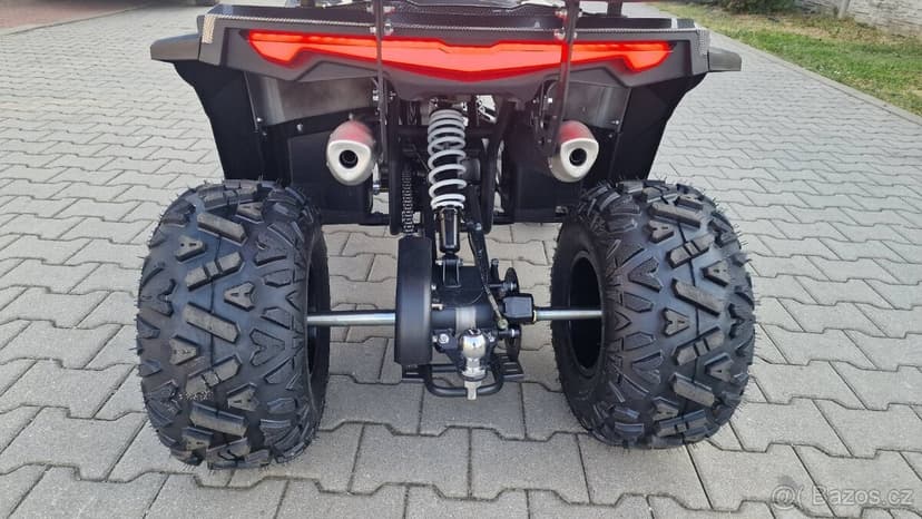 Dětská čtyřtaktní čtyřkolka RockRider Deluxe.