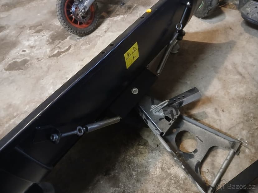 Sněhová radlice na čtyřkolku nebo malotraktor