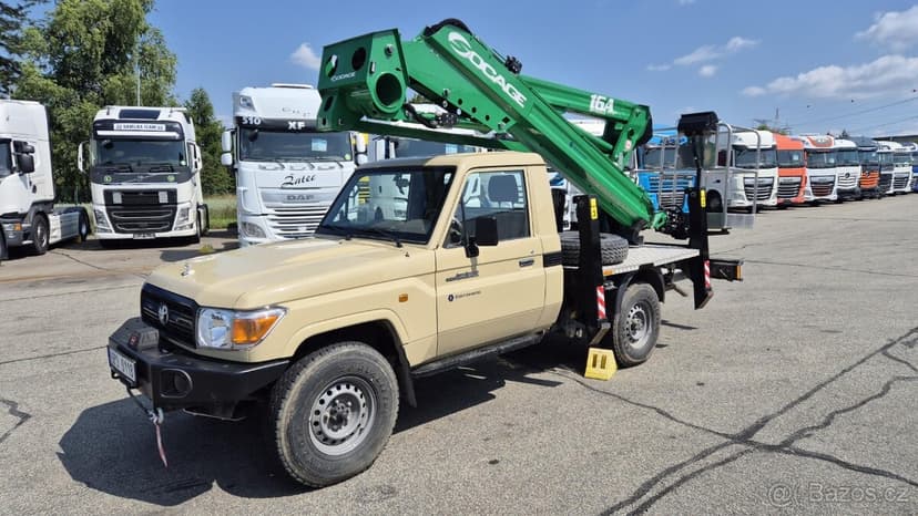 TOYOTA LAND CRUISER 79 s pracovní plošinou SOCAGE 16A