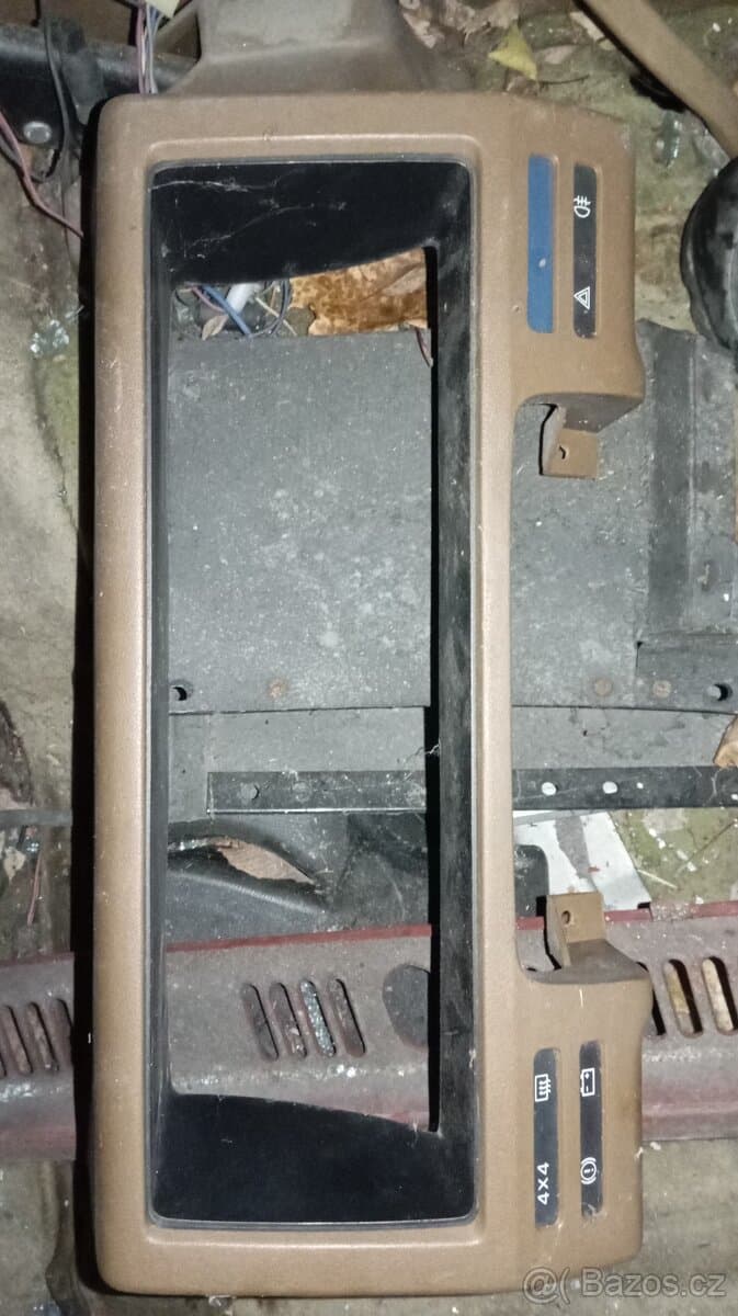 Nissan Patrol III,  díly na fotce. Rok 1986 - 1993