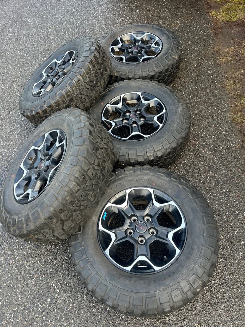 Jeep Wrangler Rubicon sada 255/75 r17 originál alukola