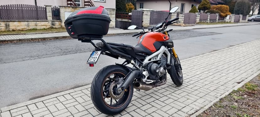 Yamaha MT-09, r. 2014 – Akrapovič, kufr, nové pneu