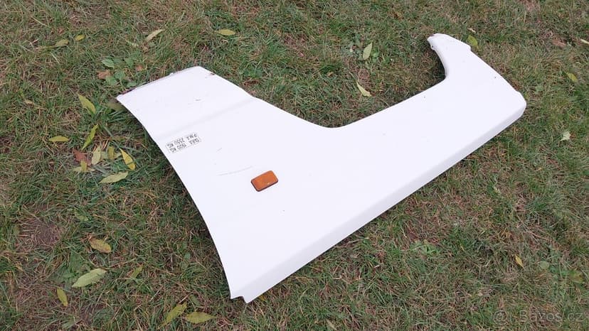 Nissan Patrol Španěl – Blatník levý přední bílý 1500kč