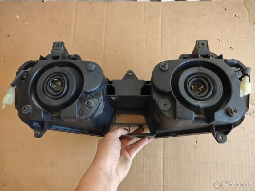 Yamaha  YZF R6 (2002) - přední + zadní světlo - tachometr