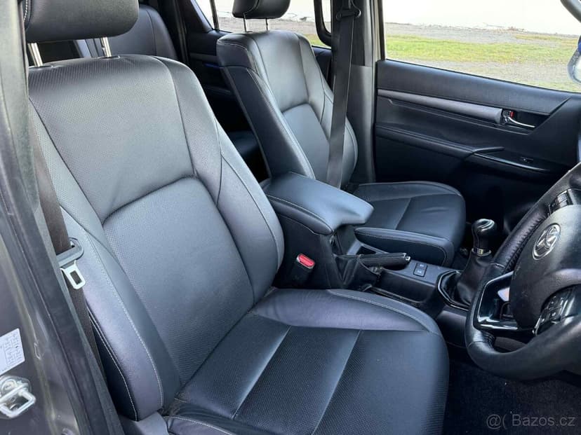 Toyota Hilux 2.8 invisibleX dovoz anglie