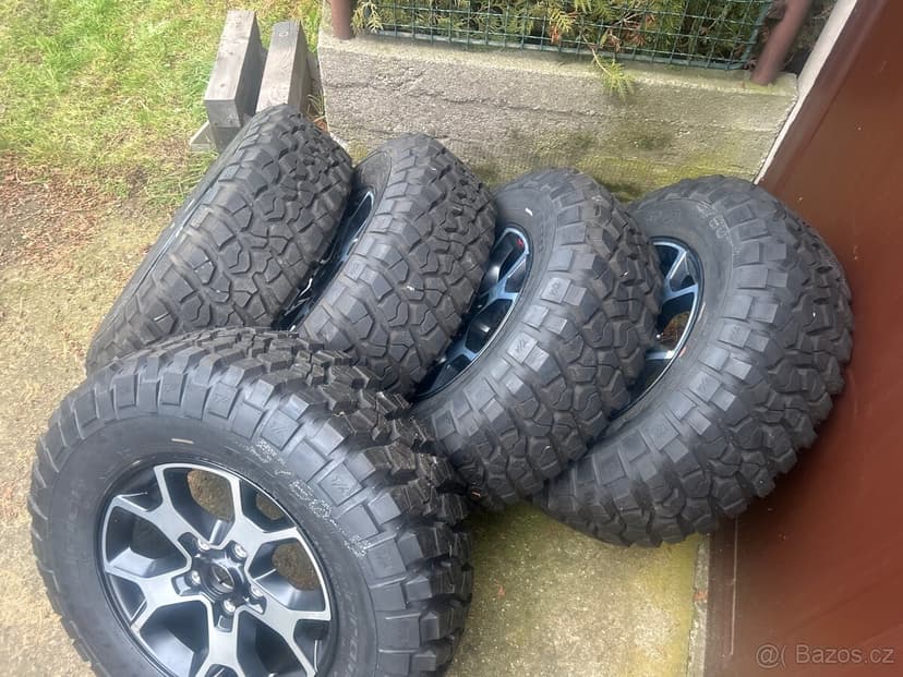 Jeep Wrangler sada alu kol r17 originální s pneu BF