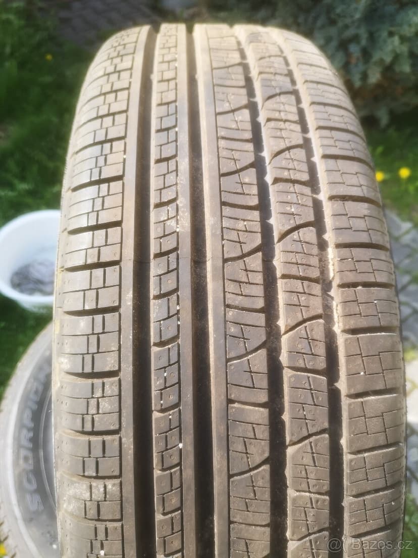 Range Rover Sport celoroční 235/65/19.