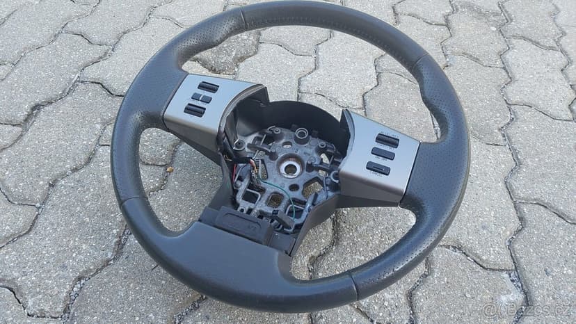 Nissan Pathfinder R51 –  Volant