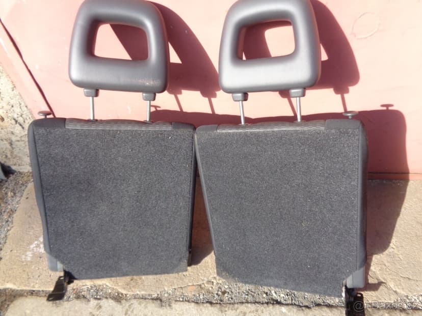 Suzuki Jimny zadní sedačky.