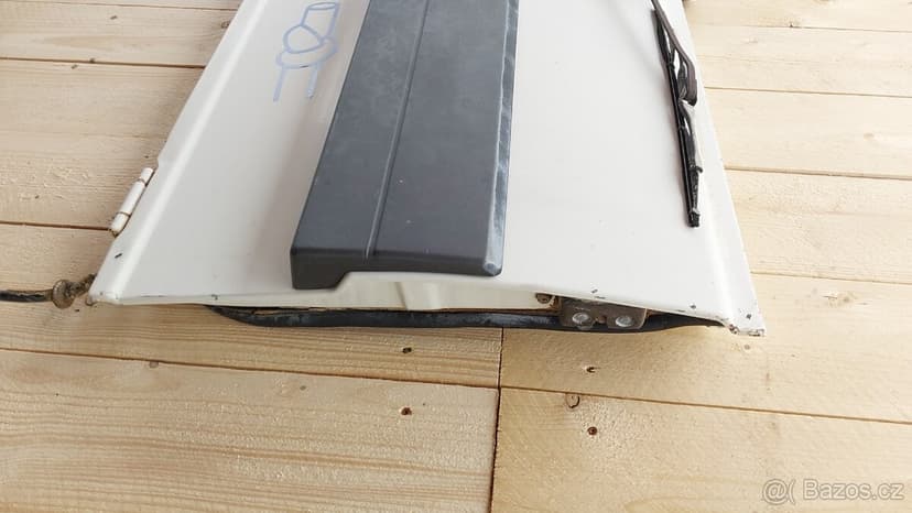 Nissan Patrol – Dveře výklopné bílé W260 7tis