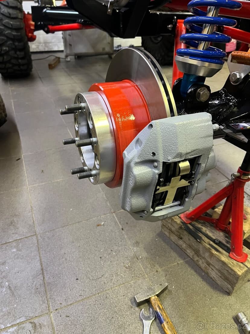 Príruba na 4-piestikové brzdy na nápravu Nissan Patrol