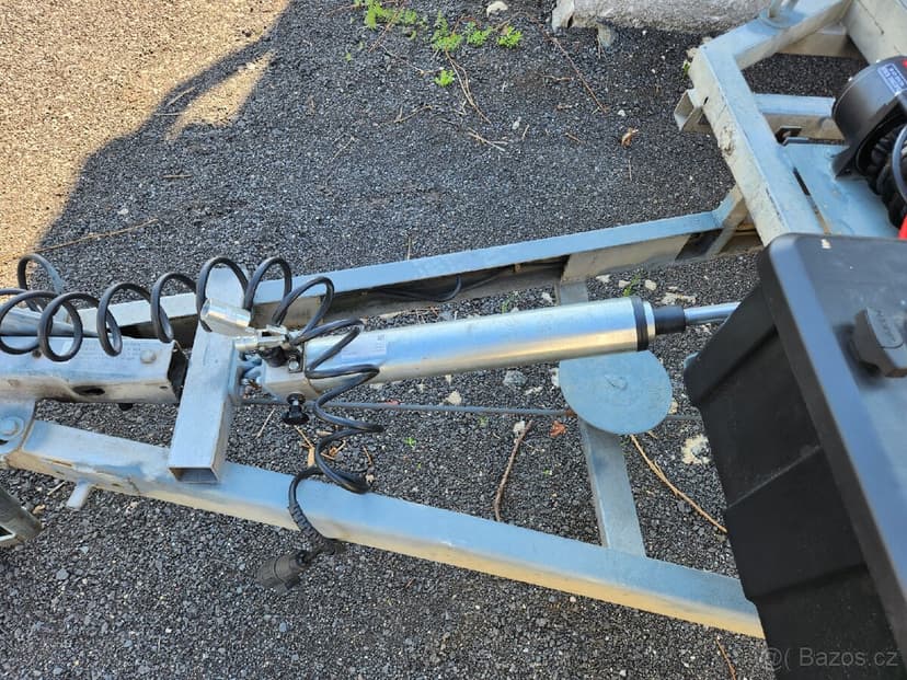 Sklápěcí vlek na automobily