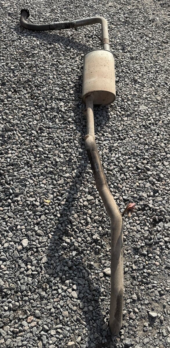 Zadní náprava a výfuk Nissan Navara D40