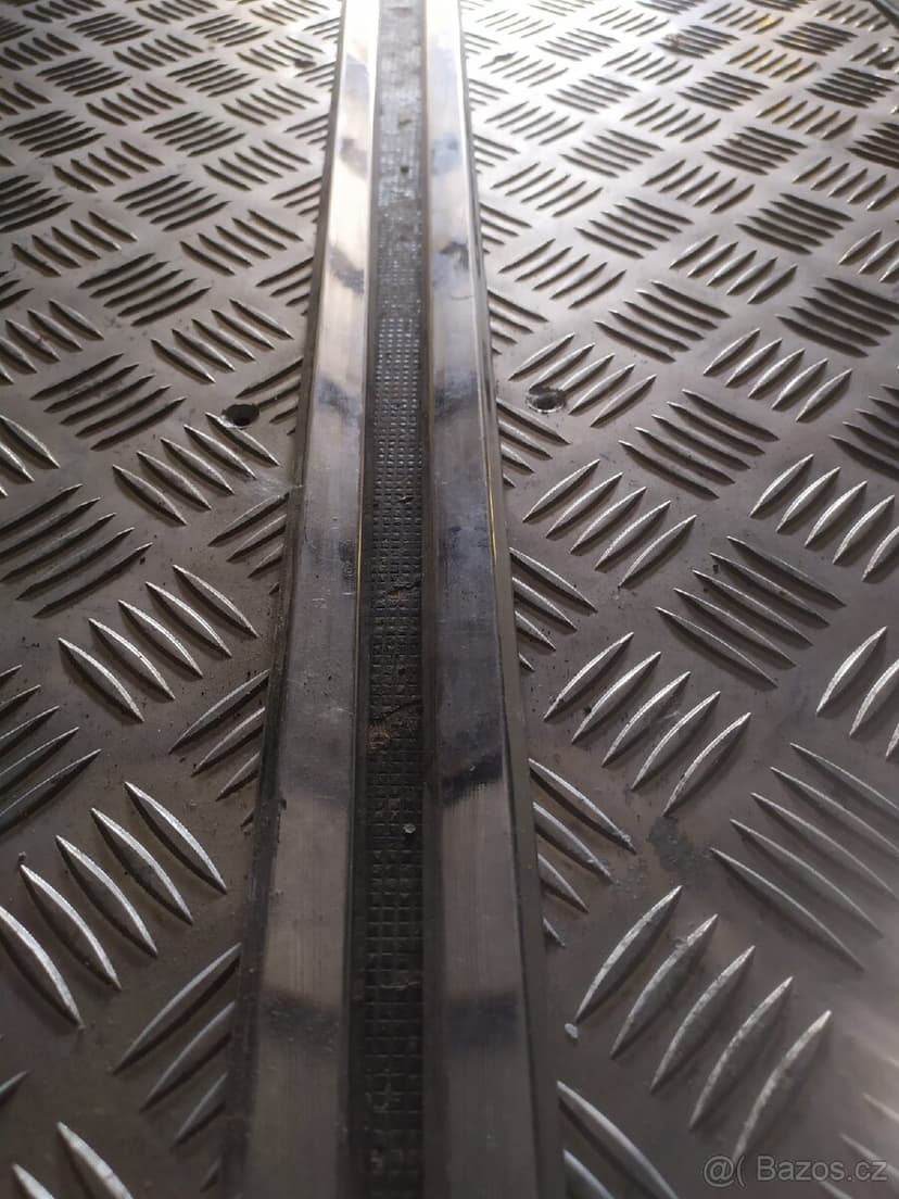 Plechy na dveře v interiéru Chevrolet Silverado