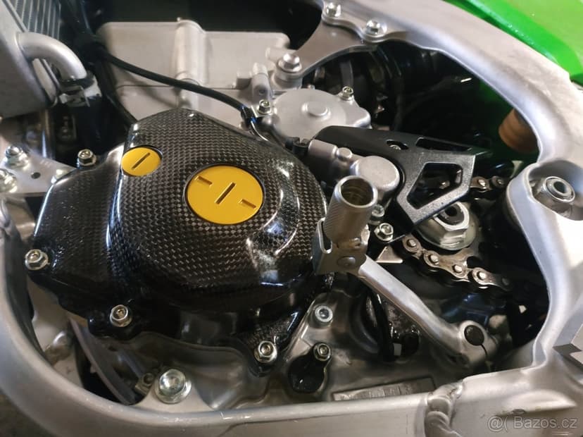 Karbonový kryt zapalování a spojky na KX450F