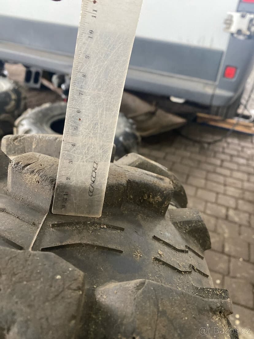 PRODÁM ZADNÍ DVĚ PNEU NA ČTYŘKOLKU