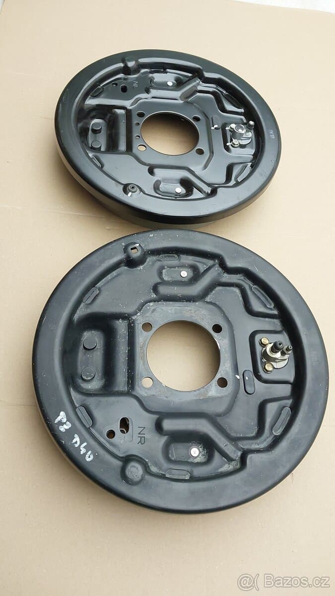 Nissan Navara D40 : Štíty zadních brzd