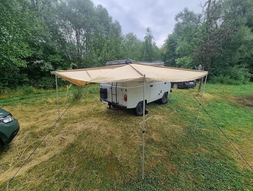 Vějířová markýza na offroad auto