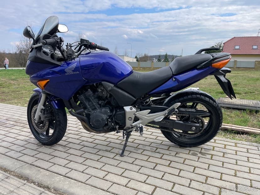 Honda CBF 600S, rok 2004 – spolehlivá a pohodlná motorka