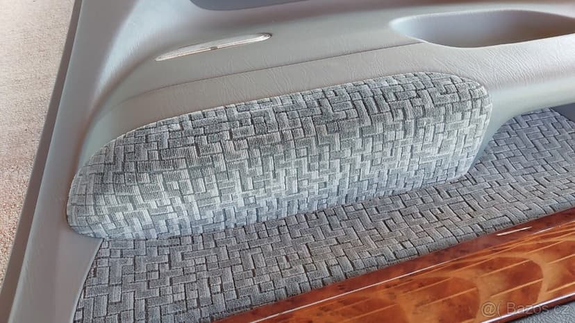 Toyota LC 120 – Polstrování dveří  pravé přední 5dv