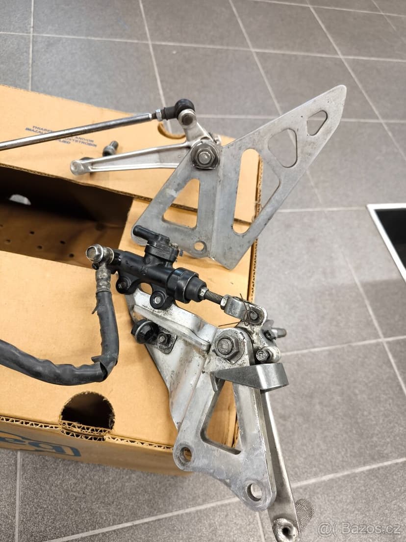 Suzuki gsxr 1100 přední stupačky