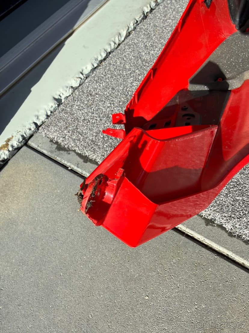 Ducati Panigale v4 20-22 pravý plast - k opravě dle drom